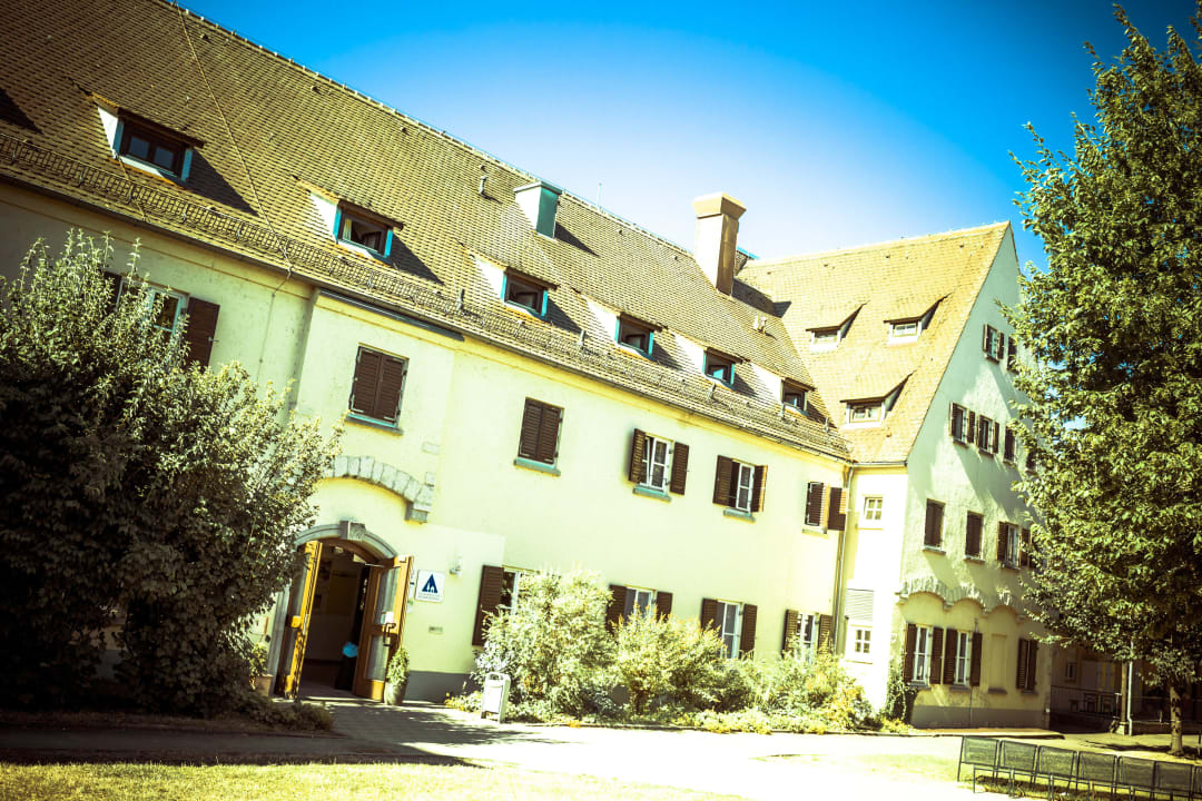 Die Jugendherberge im Sommer Jugendherberge Regensburg