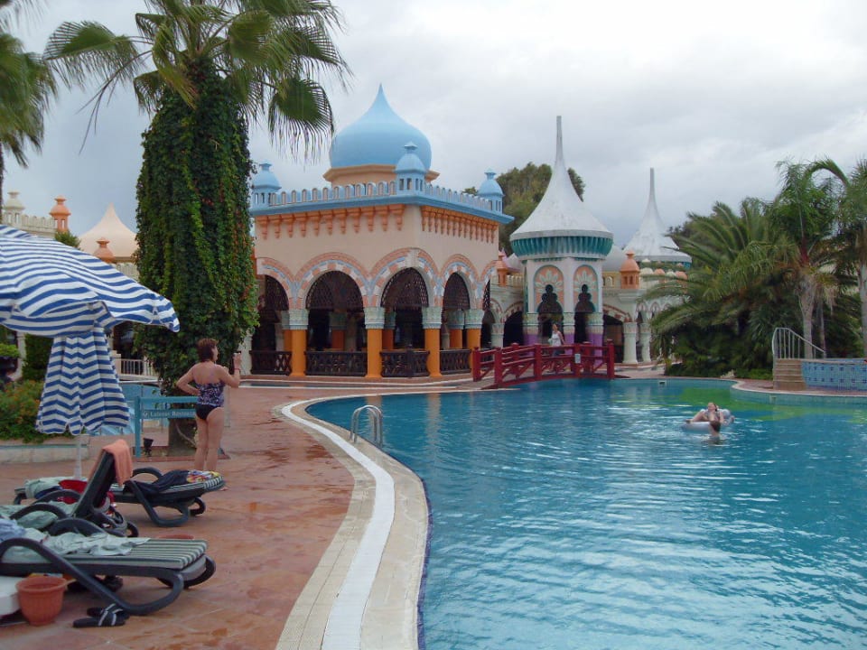 Poolanlage vor Restaurant Kamelya Aishen Club