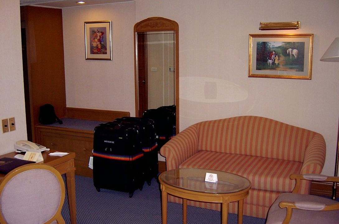 Wohnzimmer mit Sofa Hotel Windsor Suites & Convention