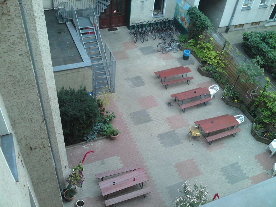 Hofblick Happy Go Lucky Hotel + Hostel Schöneberg