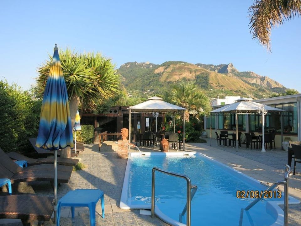 Pool mit Blick auf Monte Epemeo Park Hotel La Villa