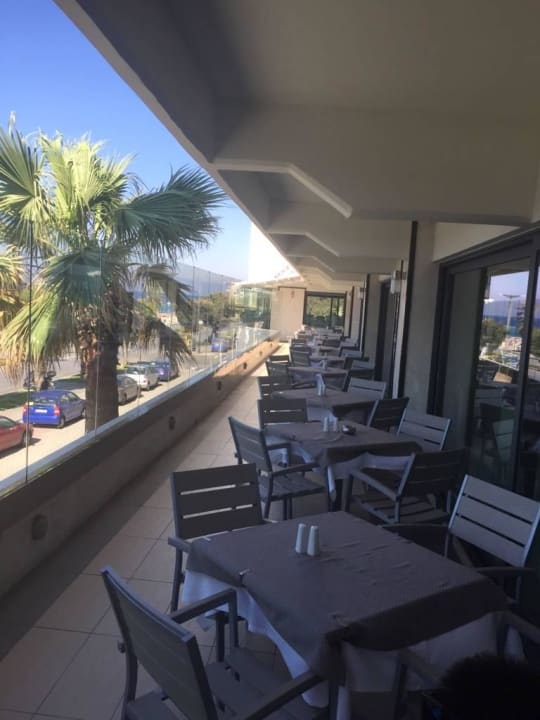 Hier kann man wunderbar draußen essen Rhodos Horizon Resort