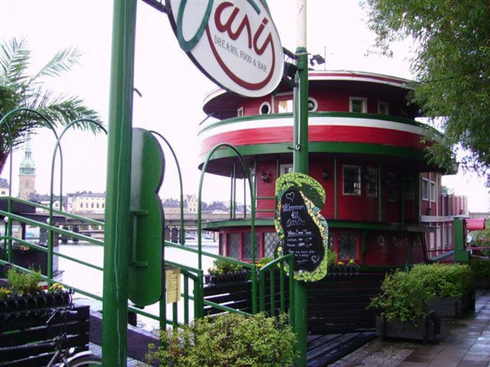 The Red Boat, Hauptschiff Hotel The Red Boat