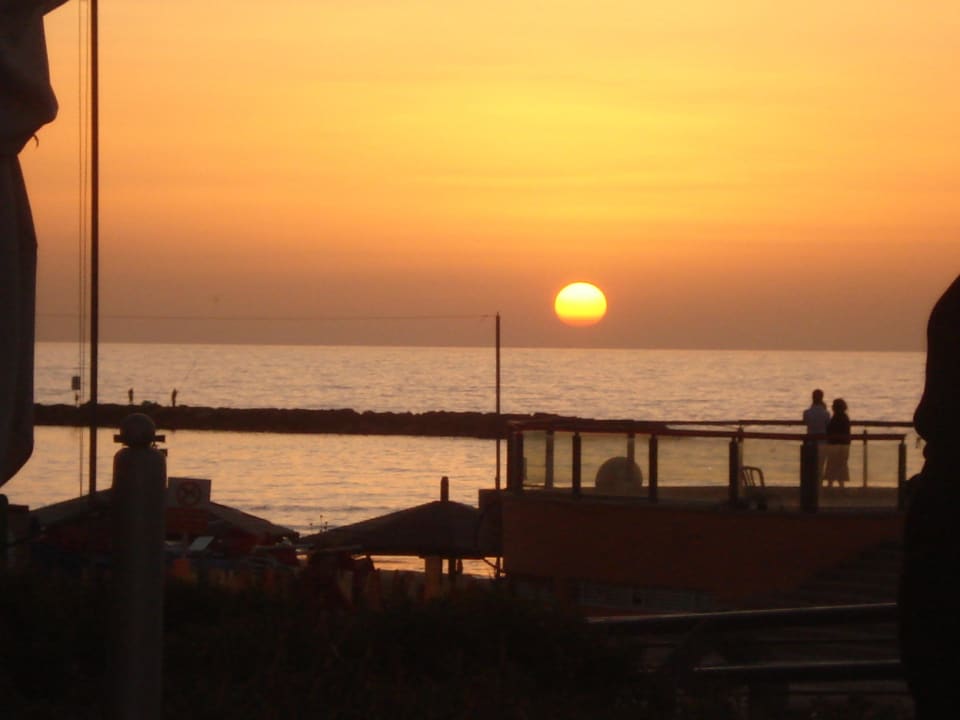 Закат на Средиземном море Hotel The Carlton Tel Aviv