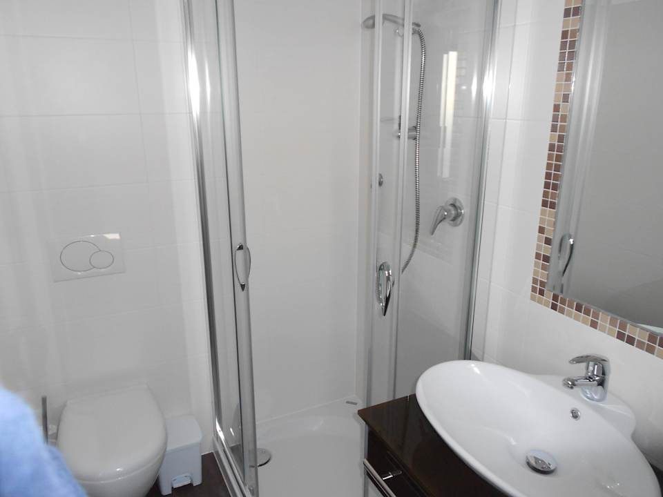 Teil des Badezimmer eines der Zimmer Gasthof Neuwirt