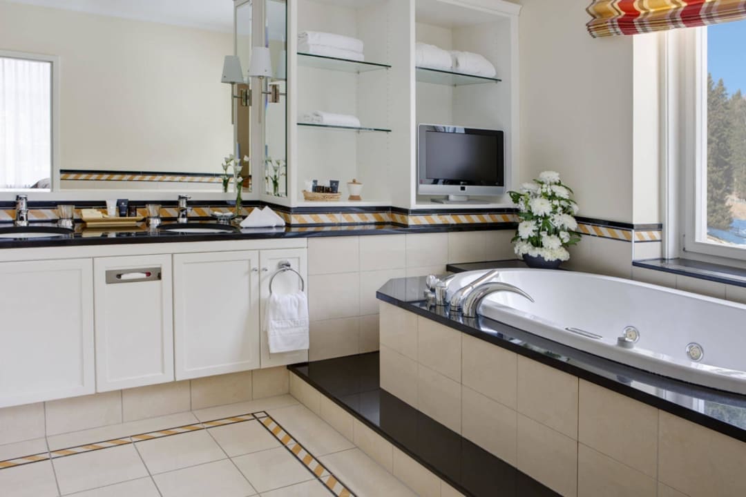 Badezimmer mit Whirlpool - Belvédère Suite Steigenberger Icon Grandhotel Belvédère