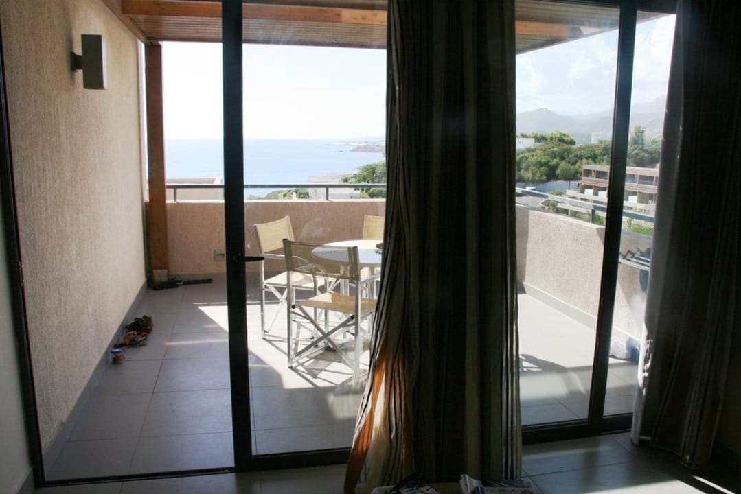 Blick vom Wohn-Schlafzimmer auf Balkon Atlantica Mikri Poli Crete