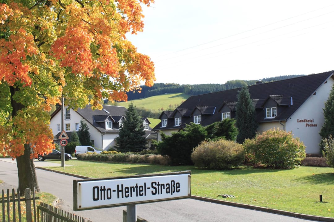 Außenansicht im Herbst Landhotel Pockau
