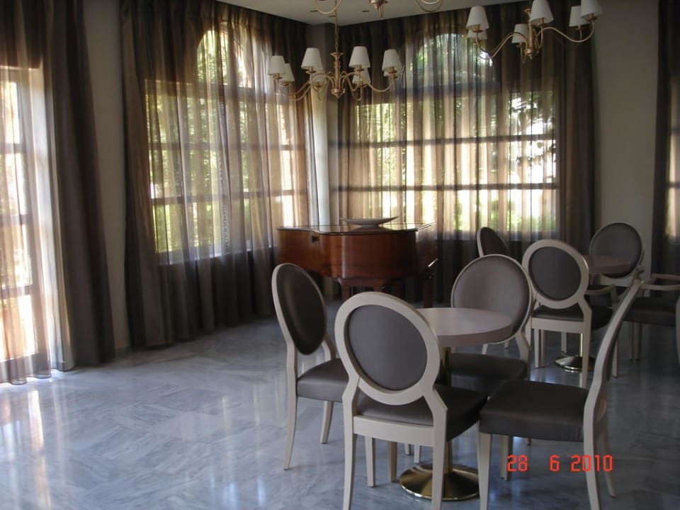 W budynku recepcji Sandy Beach Resort