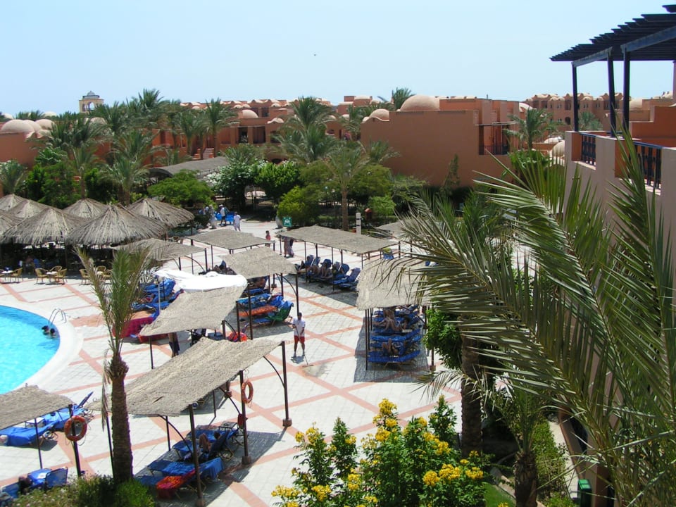 Przy basenie Jaz Makadi Oasis Resort