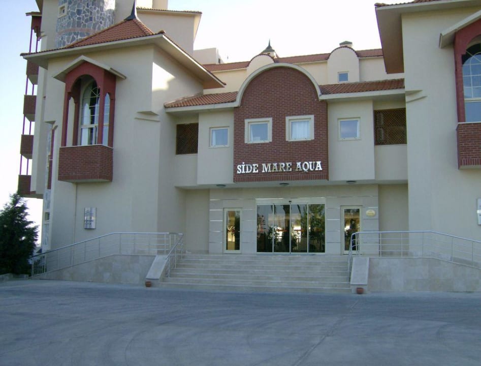 Hotel von draussen... Serenis Hotel