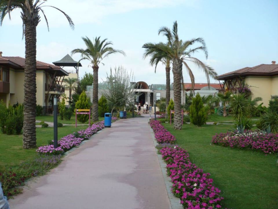 Weg zu den Bungalows TUI KIDS CLUB Felicia Village