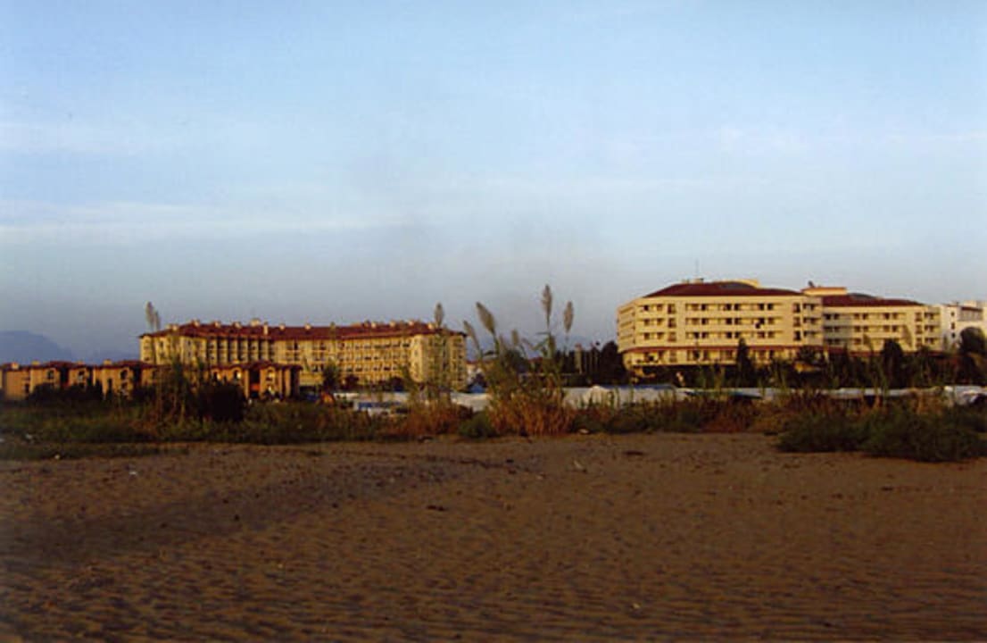 Blick vom Strand auf das Miramare Queen und das Miramare Bea Miramare Queen Hotel