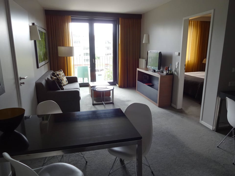 Wohnzimmer Blick von Küche Adina Apartment Hotel Berlin Mitte