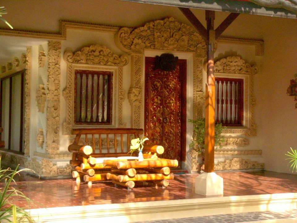 Eingang eines Hotelzimmers Aditya Beach Resort Lovina