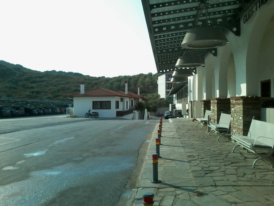Blick zu den Parkplätzen Akrathos Beach Hotel