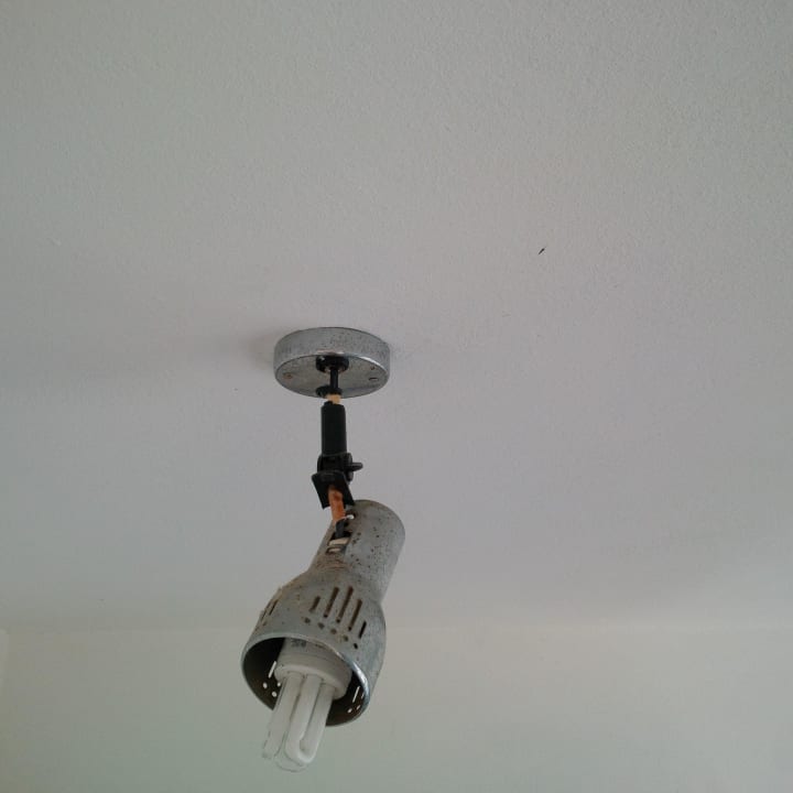 Defekte und herunterhängende Lampe Hotel Villas Patio