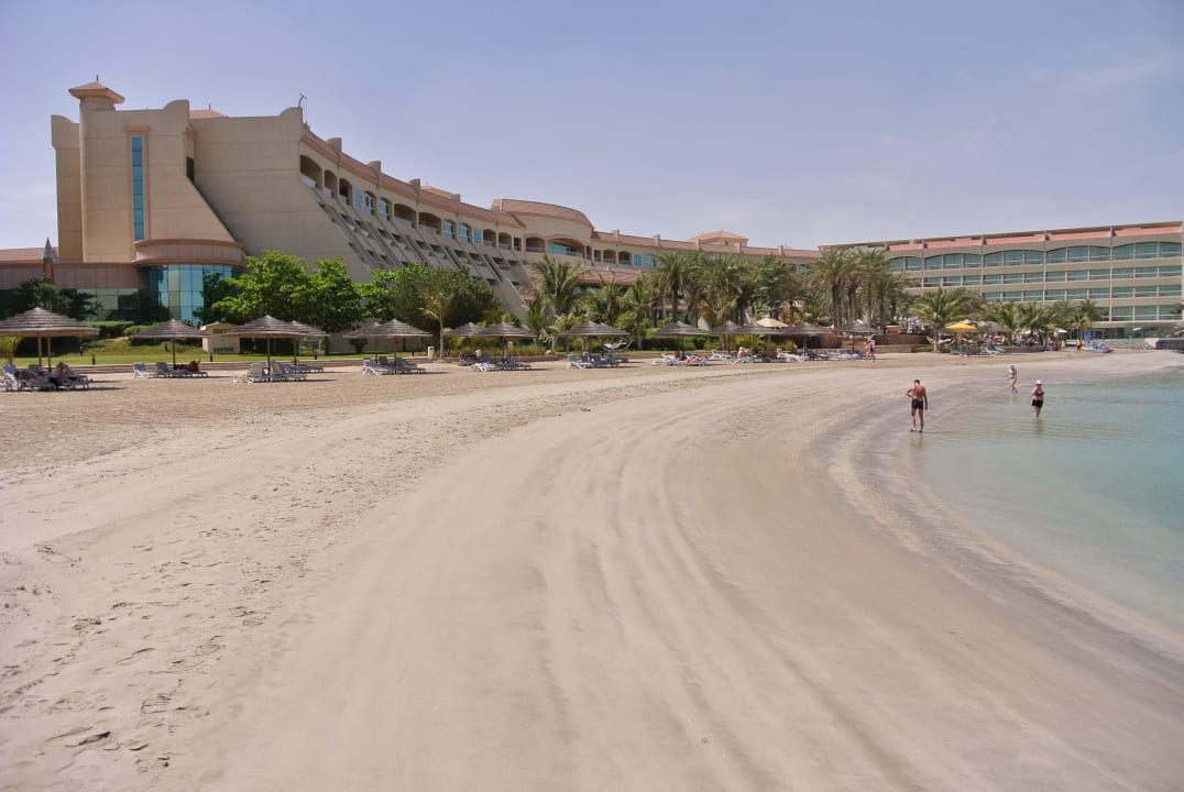 Aussenansicht vom Hotel mit Strand  Al Raha Beach Resort & Spa