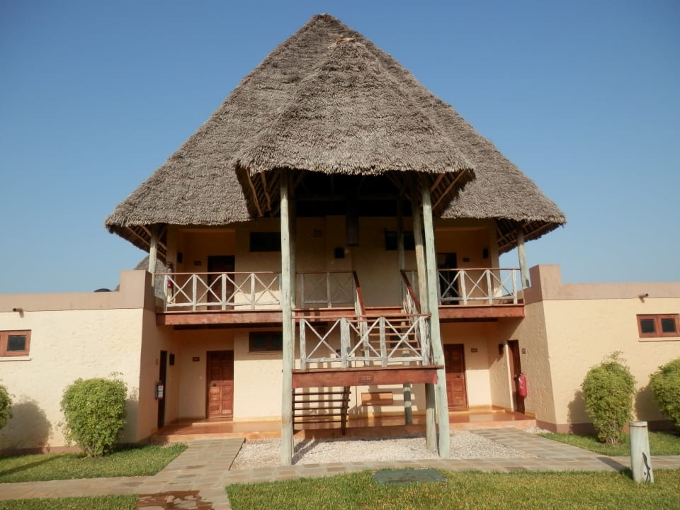 Außenansicht von unserem Wohnblock Neptune Pwani Beach Resort & Spa