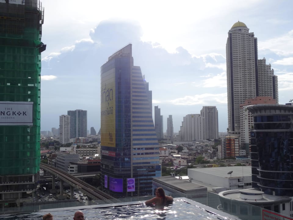 Ausblick aus Infinitypool Eastin Grand Hotel Sathorn