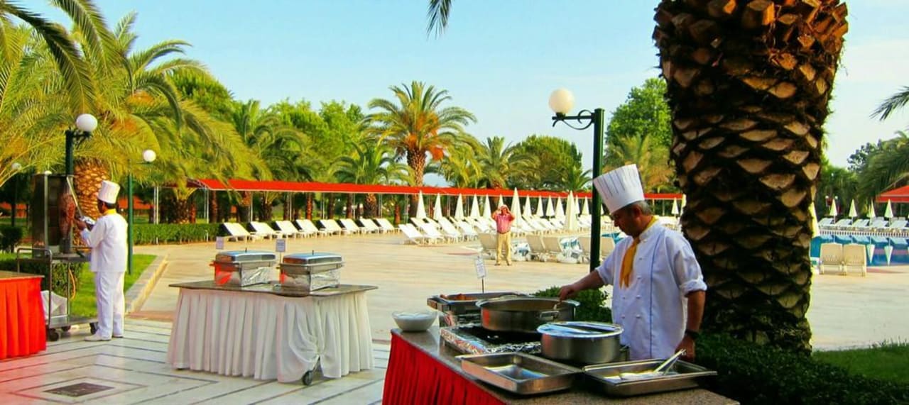 Das Essen wird draußen serviert Miramare Queen Hotel