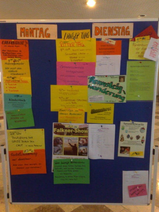 Programmangebot am Pinboard im 1.Stock Familotel Aparthotel am Rennsteig