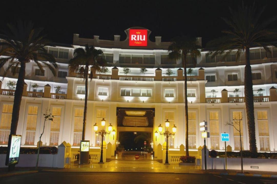 Wejście do hotelu nocą Hotel Riu Palace Maspalomas Adults Only