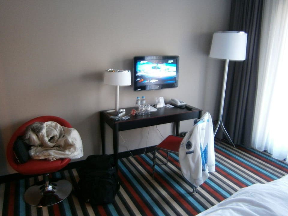 LCD Flachbildfernseher und Teil des Zimmers Silver Hotel & Gokart Center