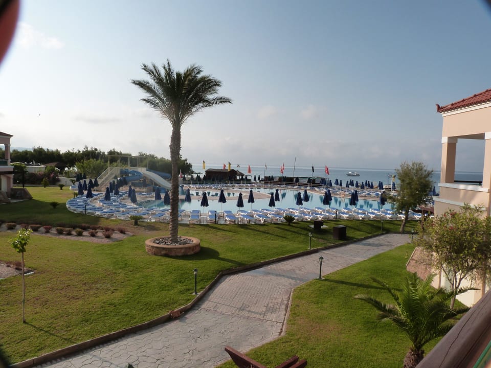 Blick auf Rutschenpool und Meer Lindos Princess Beach Resort & Spa