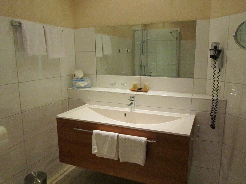 Großzügiger Waschtisch  Best Western Plus Parkhotel Maximilian Ottobeuren