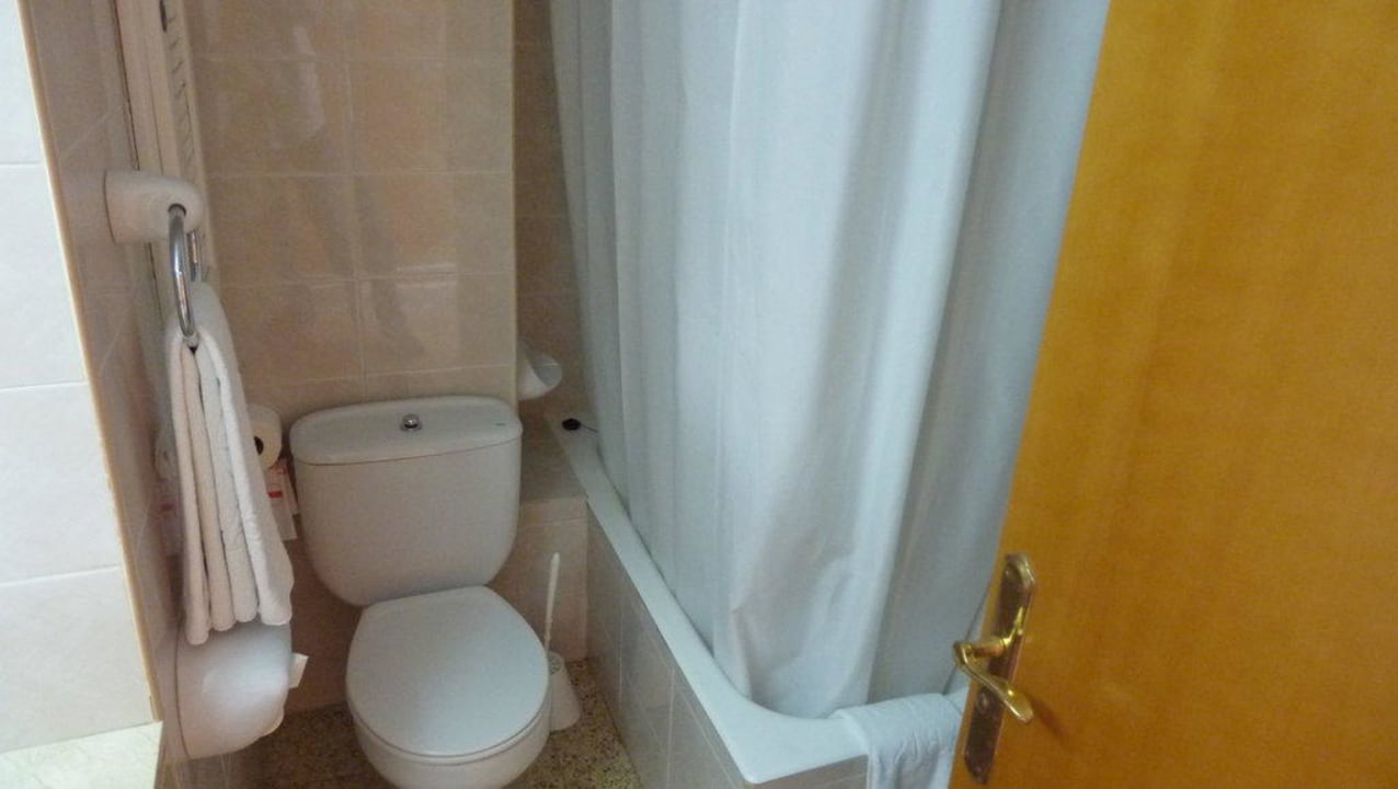 Bad, Duschvorhang wacklig hoch drei Aubamar Bali