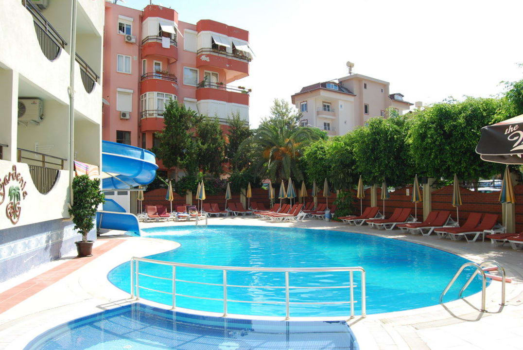Blick zum Pool des Hotels Gardenia Hotel