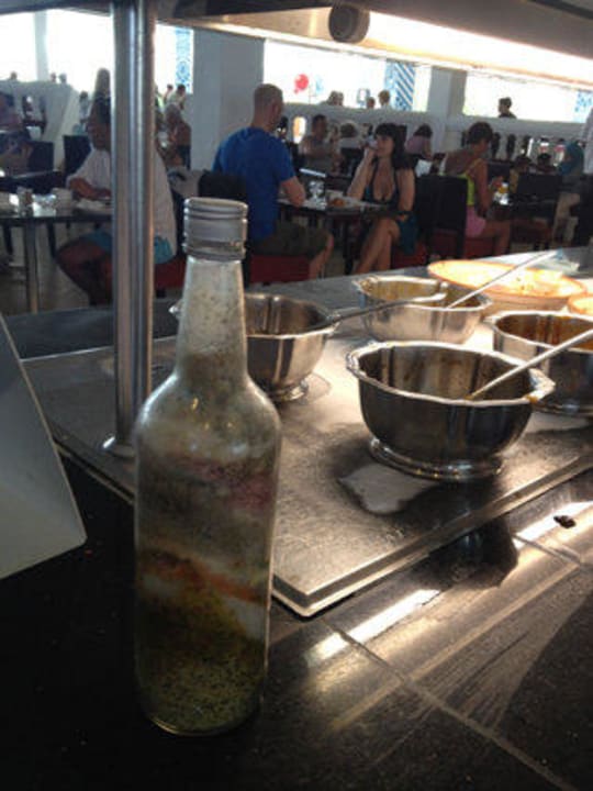Flasche mit Schimmel am Büffet Djerba Aqua Resort