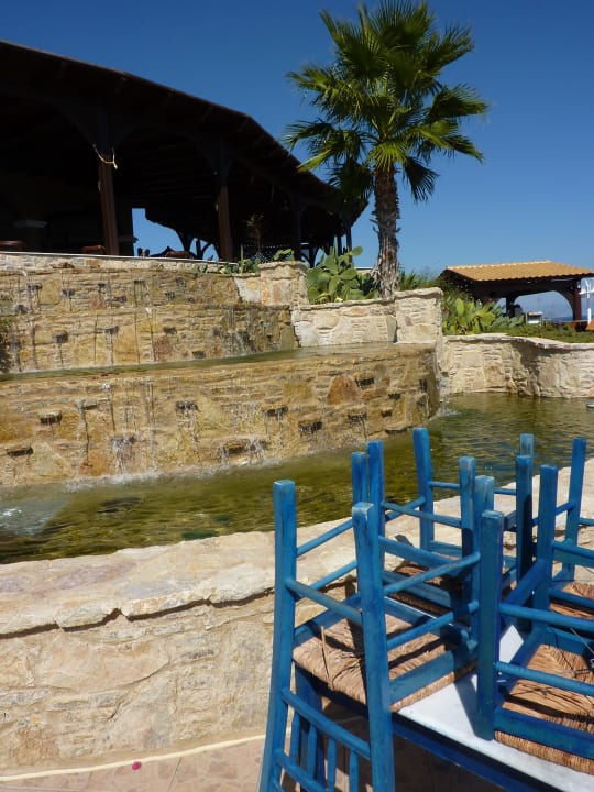 Terrasse des Hauptrestaurants Hotel Kalithea Horizon Royal