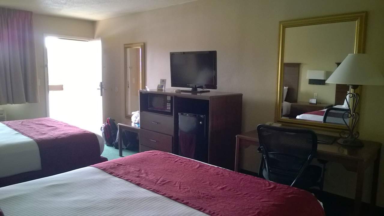 Zimmer Days Inn & Suites Logan