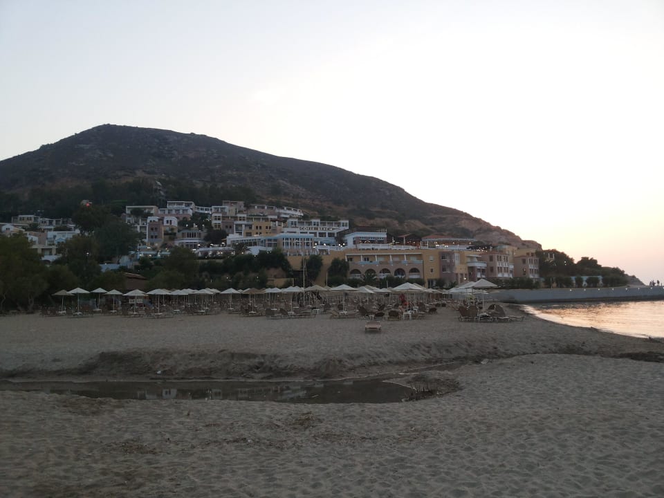 Вид на отель с пляжа вечером Fodele Beach & Water Park Holiday Resort