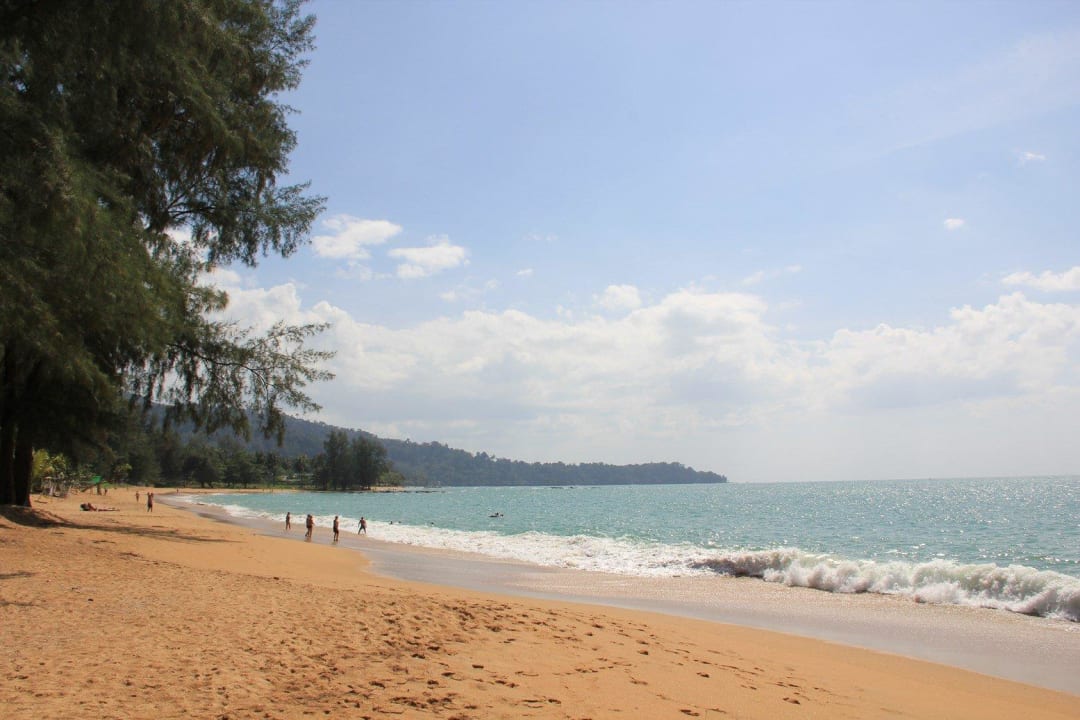 Bucht direkt neben dem Hotel The Sands Khao Lak by Katathani