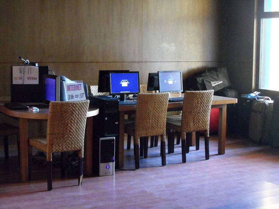 Wiecznie niedziałająca kawiarenka internetowa Hawai Beach Club