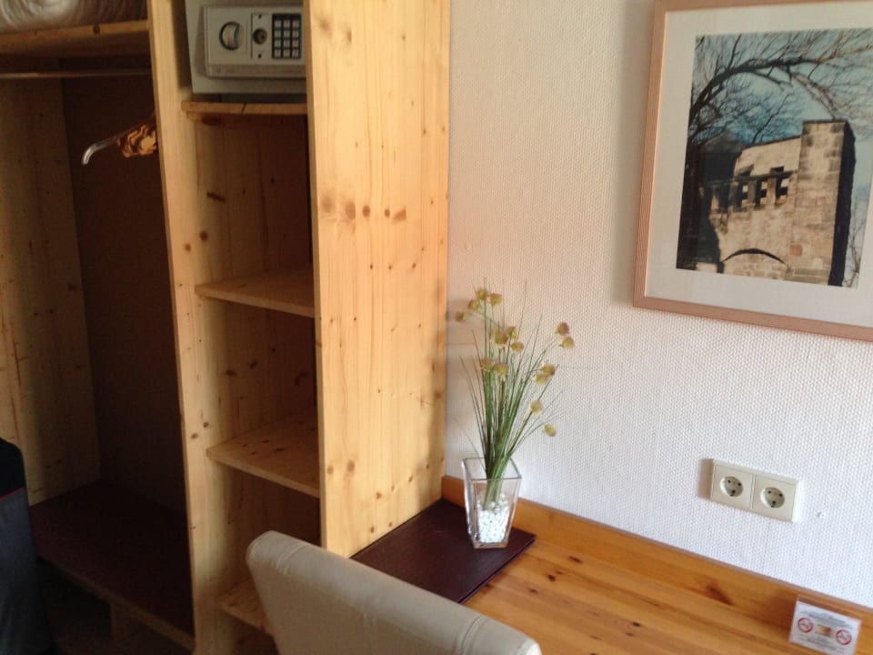 Zimmer 46 - Schrank, Safe Hotel Die Tanne