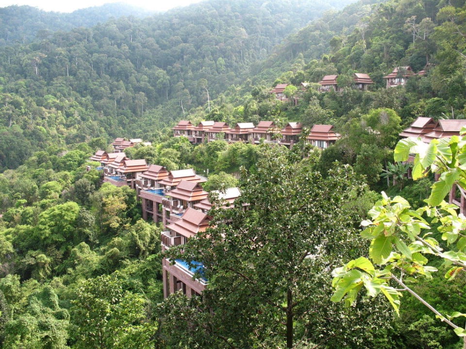 Außenansicht des Poolvillenbereichs am Hang Hotel Pimalai Resort & Spa