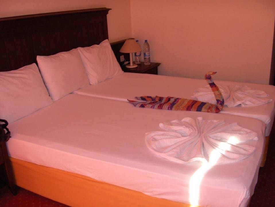 Die Betten wurden kreativ hergerichtet Hotel Palm d'Or