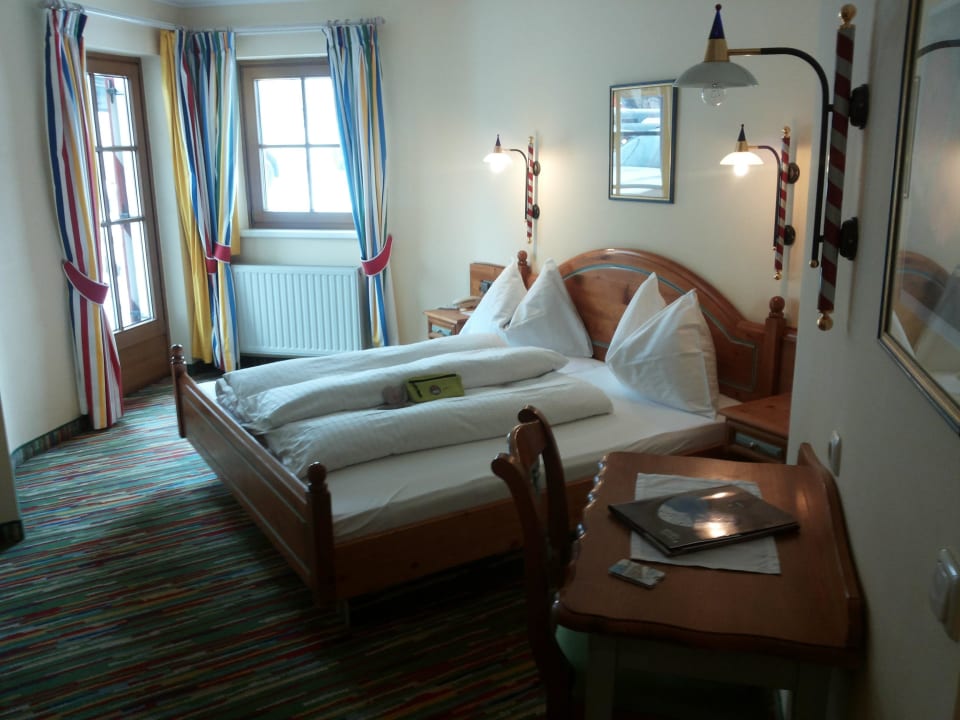 Bett / kleiner Schreibtisch LÜ - Hotel in der Mitte