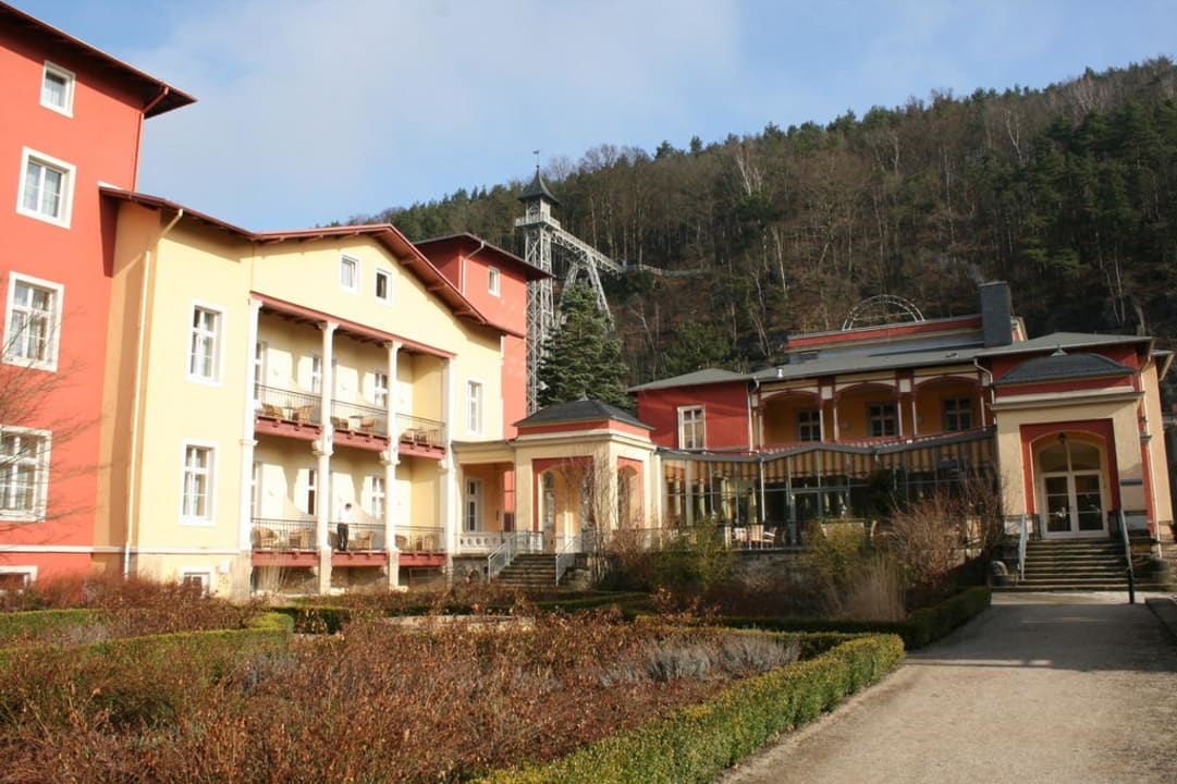 Blick von der Elbe auf Villa Sendig und Restaurant Parkhotel Bad Schandau