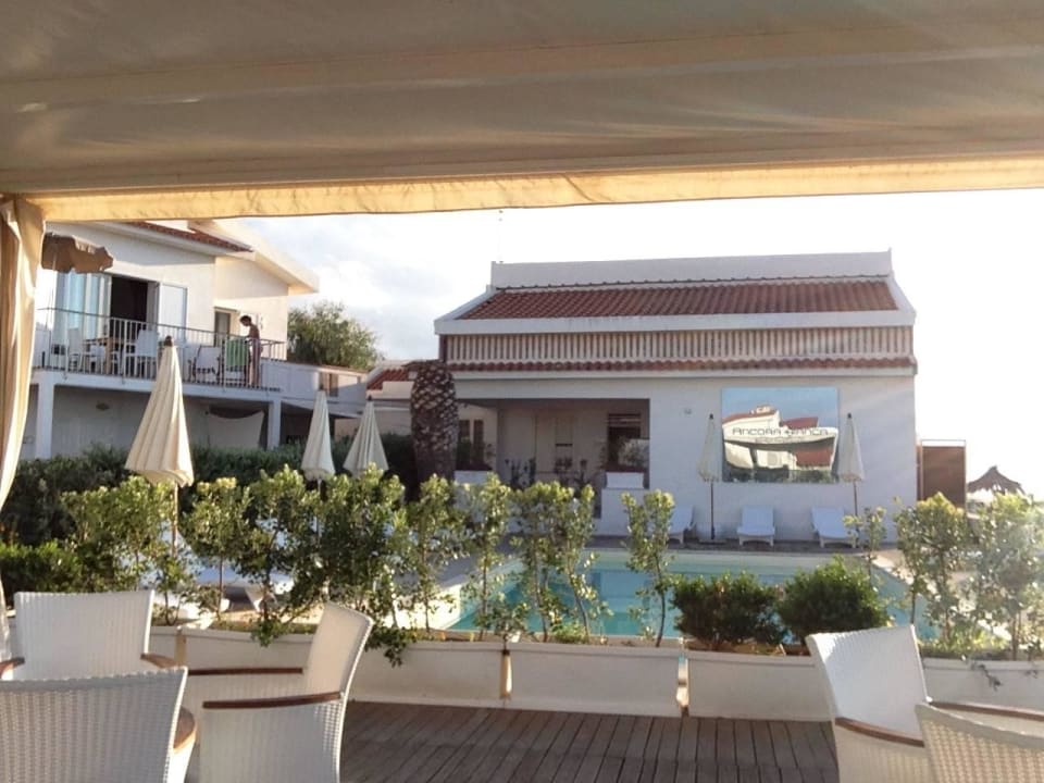 Gazebo im Hintergrund der Pool Apartements Ancora Bianca Beach Residence