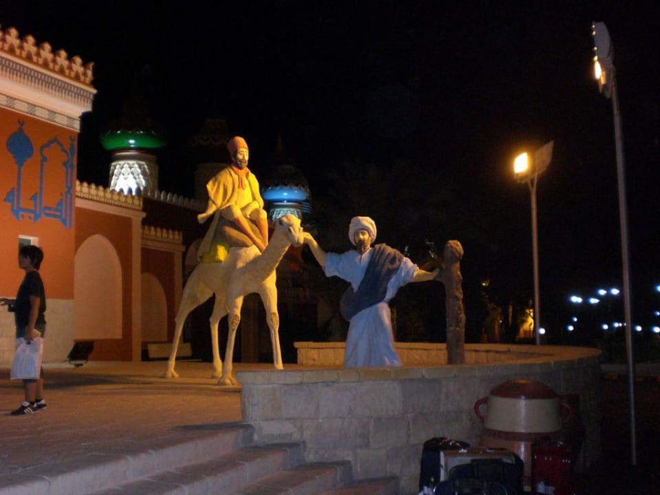 Vor dem Hotel Pickalbatros Alf Leila Wa Leila Resort - Neverland Hurghada