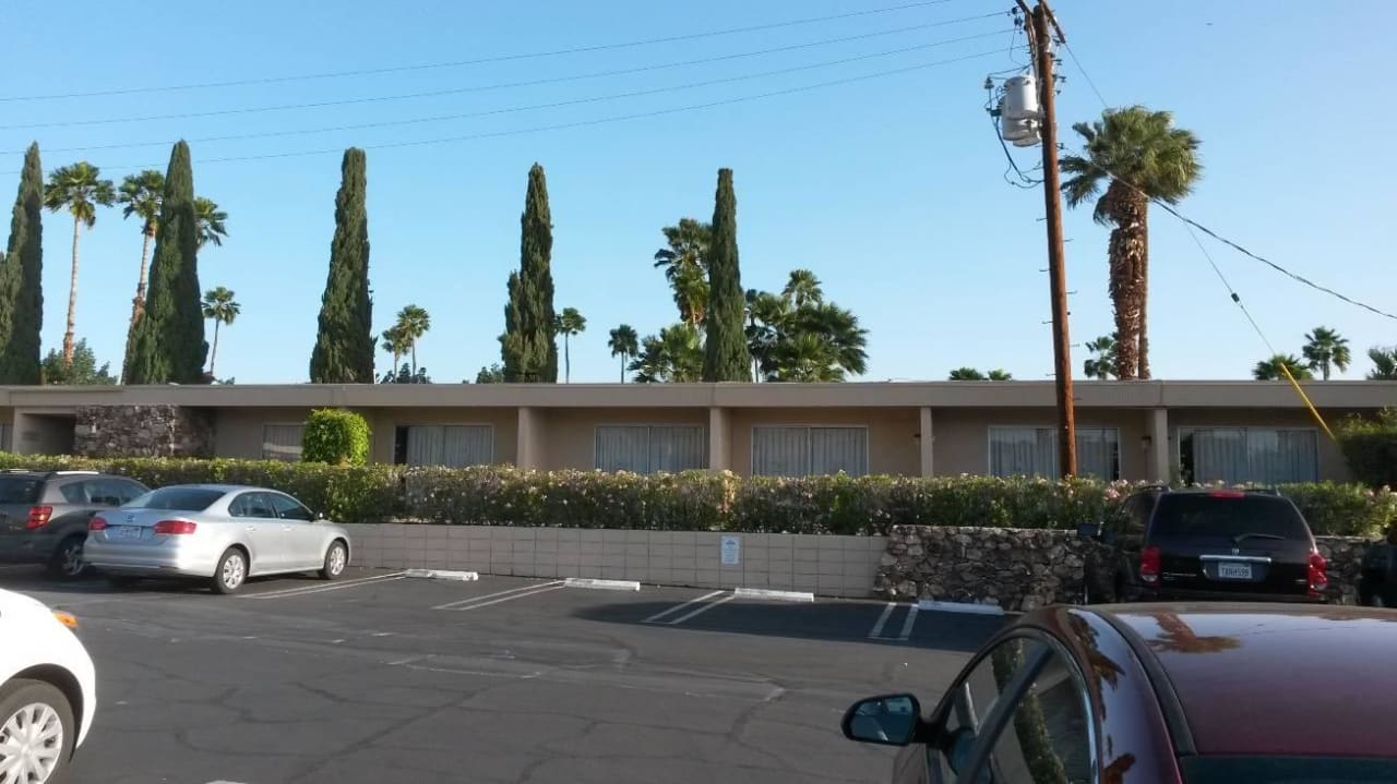 Parkplätze und Außenansicht Hotel Days Inn Palm Springs