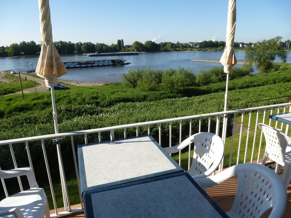 Blick auf den Rhein beim Frühstück Hotel Fährhaus