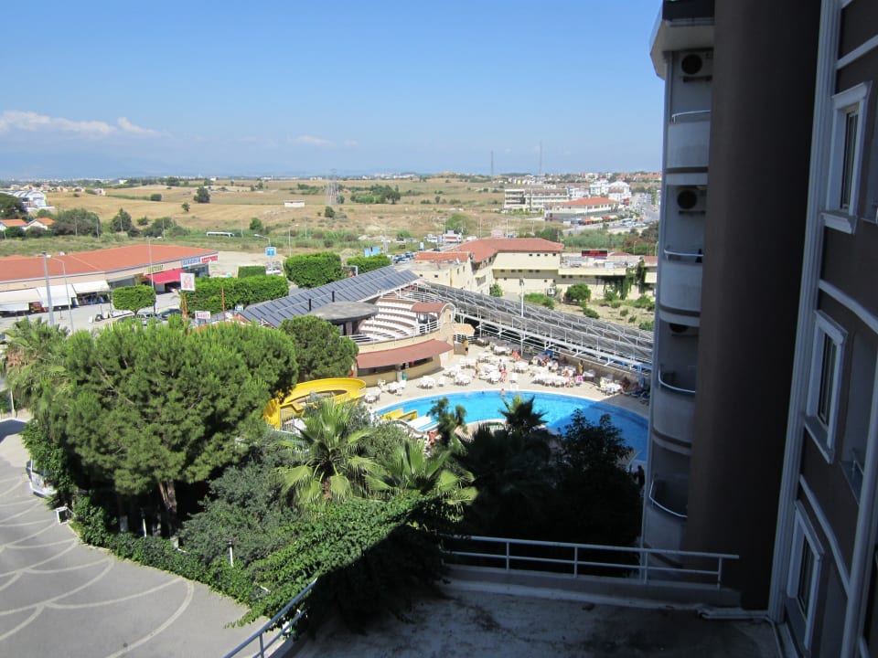 Rechts von unserem Zimmer auf den Pool mit Rutsche Side Alegria Hotel & Spa - Adults only +16