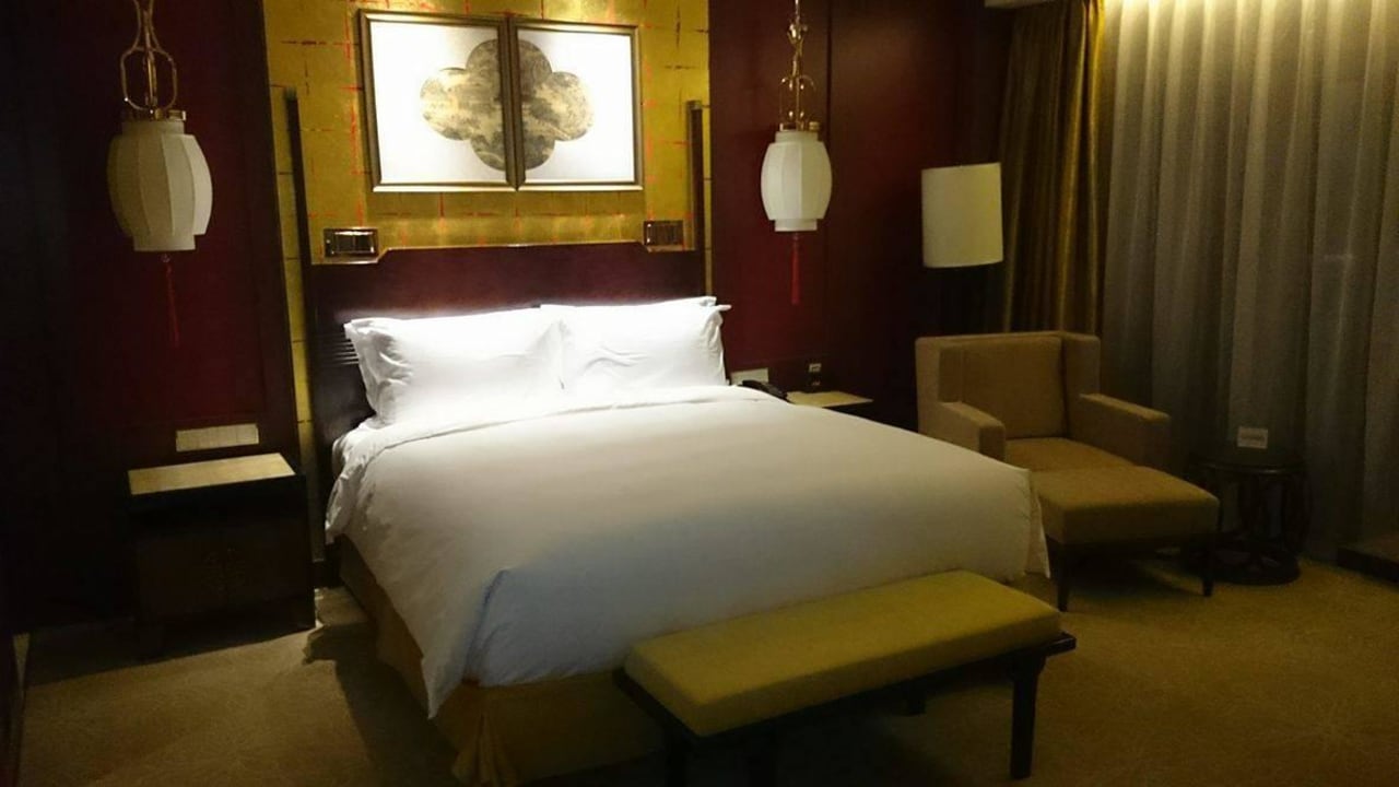 Doppelbett / Deluxe Suite Hilton Tianjin Eco-City