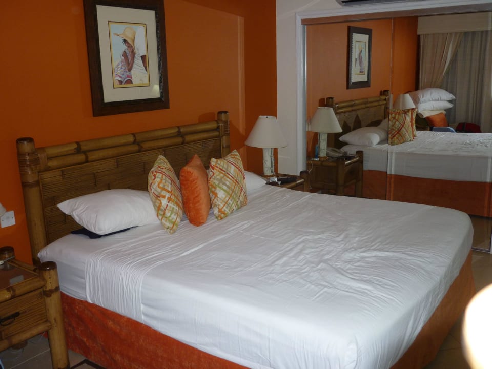 Großes Bett mit Kleider-Spiegel-Schrank Hotel Bougainvillea Beach Resort